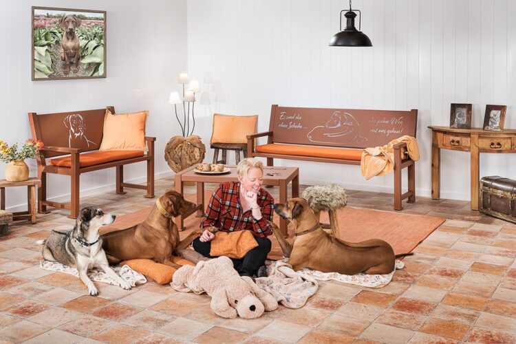 Nostalgia P 500 | »Rhodesian Ridgeback Kopf« | Rost + Nostalgia P 502 | Joy + »Rhodesian Ridgeback« | Rost + Tisch | Joy + »Pfoten« | Rost > alle Tische siehe Preisliste