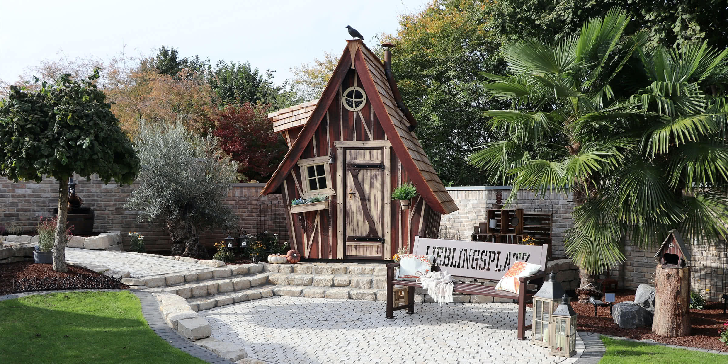 Kleine Häuschen im Garten mit gelaserter Bank daneben