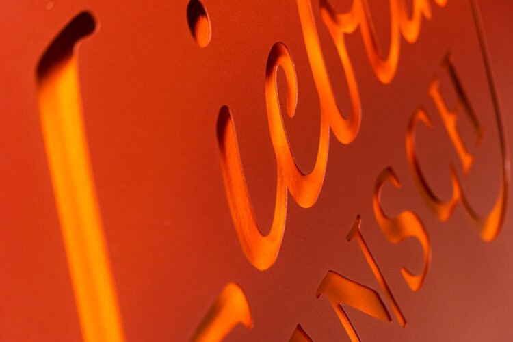 Hier z. B. eine orange Plexiglasplatte …
